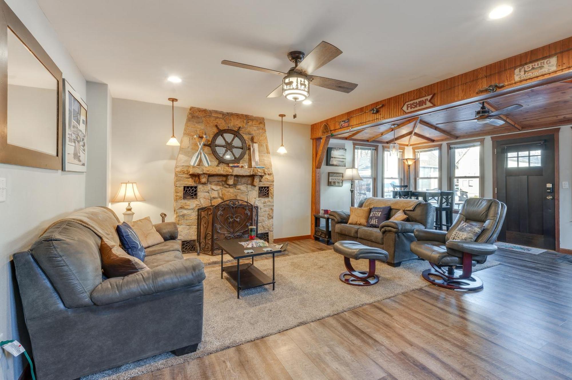 Cozy Clear Lake Home - Walk To Town And Boat Dock! Bagian luar foto