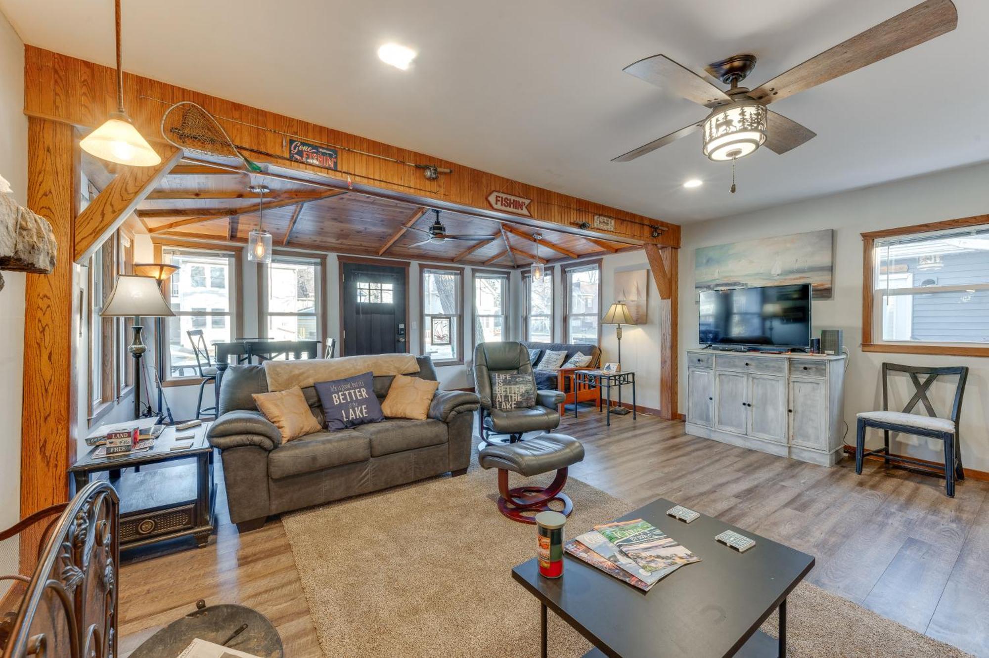 Cozy Clear Lake Home - Walk To Town And Boat Dock! Bagian luar foto